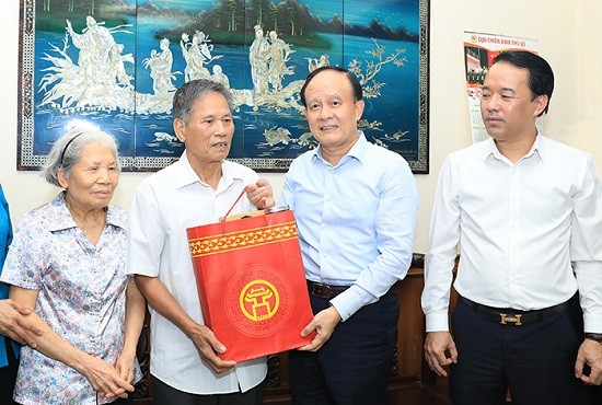 Chủ tịch HĐND Thành phố Nguyễn Ngọc Tuấn thăm, tặng quà gia đình chính sách tại quận Bắc Từ Liêm 